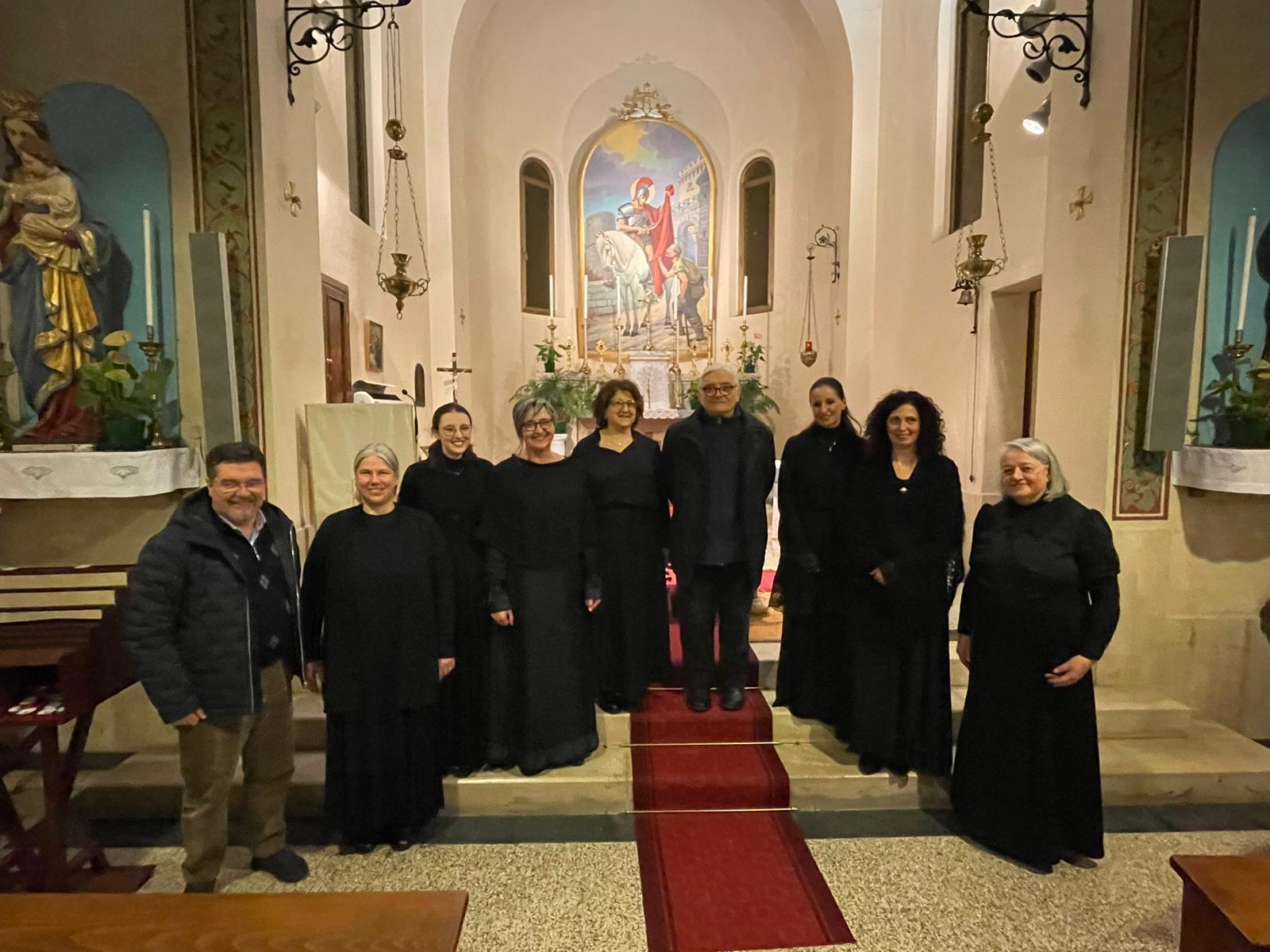 Il canto gregoriano piace: chiesa gremita a San Martino per la Schola Gregoriana AlbaRosa